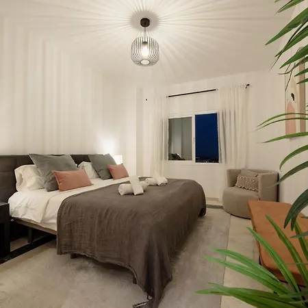 Apartment, With Large Private Terrace And Panoramic Sea Views, In Elviria Hills,