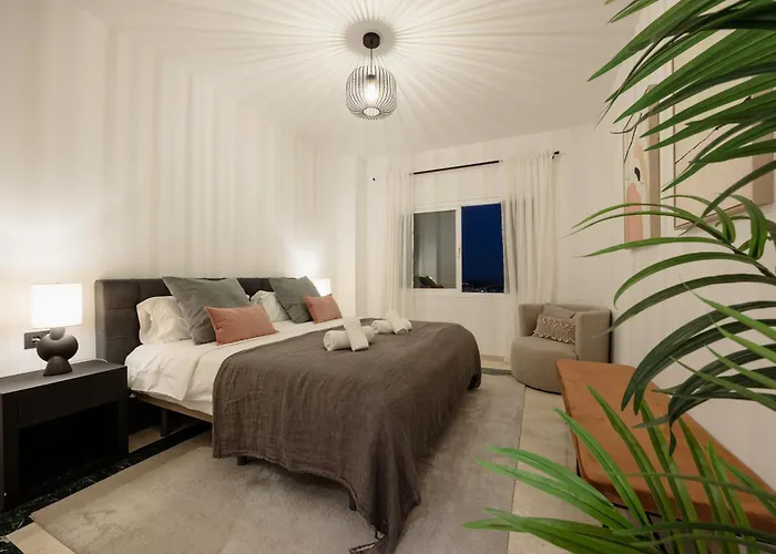 Apartment, With Large Private Terrace And Panoramic Sea Views, In Elviria Hills,